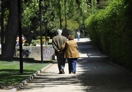 Una pareja de jubilados paseando.
