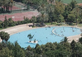 Vista aérea de una piscina. Imagen de archivo.