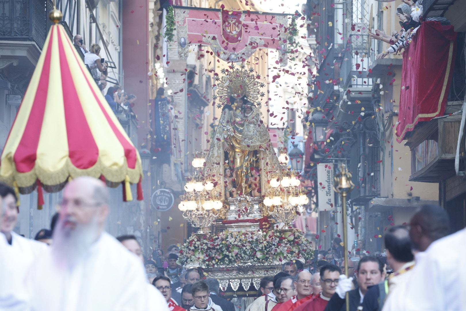 La procesión de la Virgen de los Desamparados, en imágenes