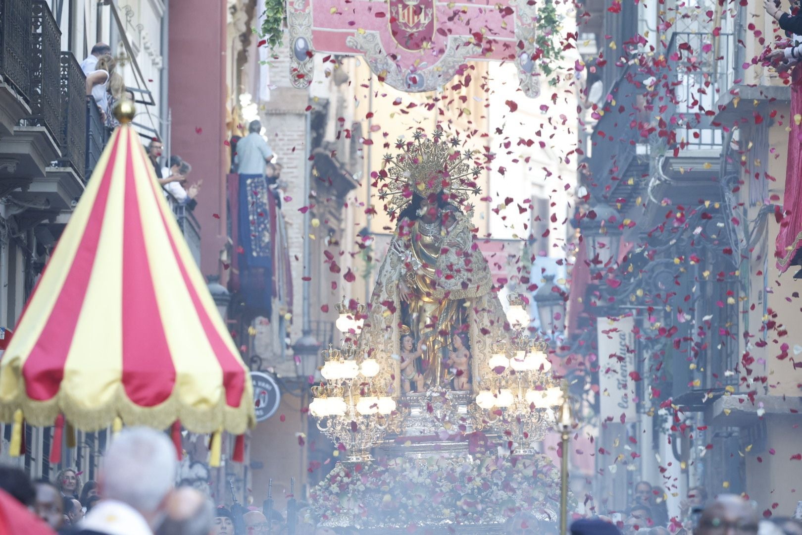 La procesión de la Virgen de los Desamparados, en imágenes