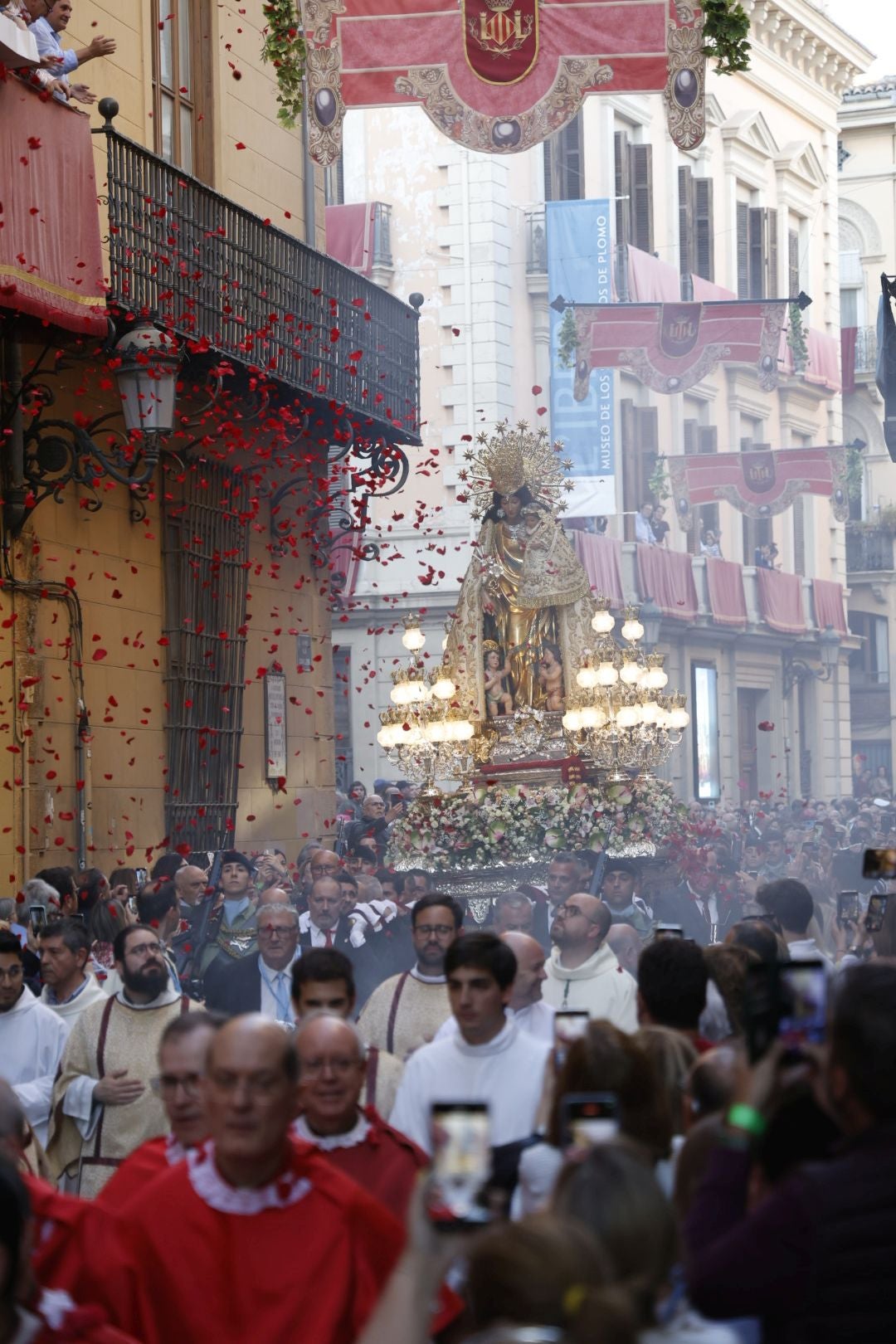 La procesión de la Virgen de los Desamparados, en imágenes