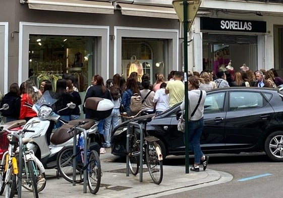 Colas en la puerta de la tienda que abrió sus puertas en Valencia hace unos meses.