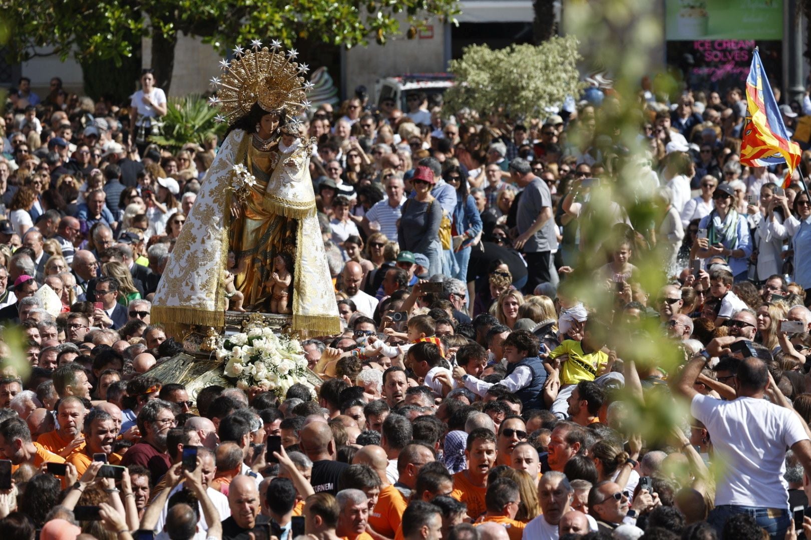 Valencia se entrega a la Mare de Déu en 2025