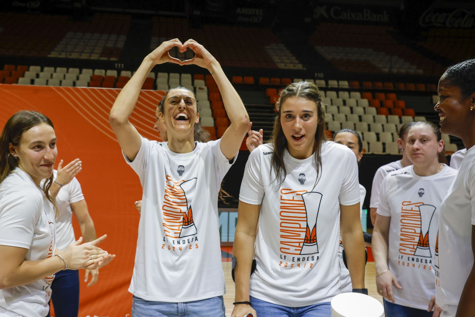 El Valencia Basket femenino celebra su tercer título consecutivo