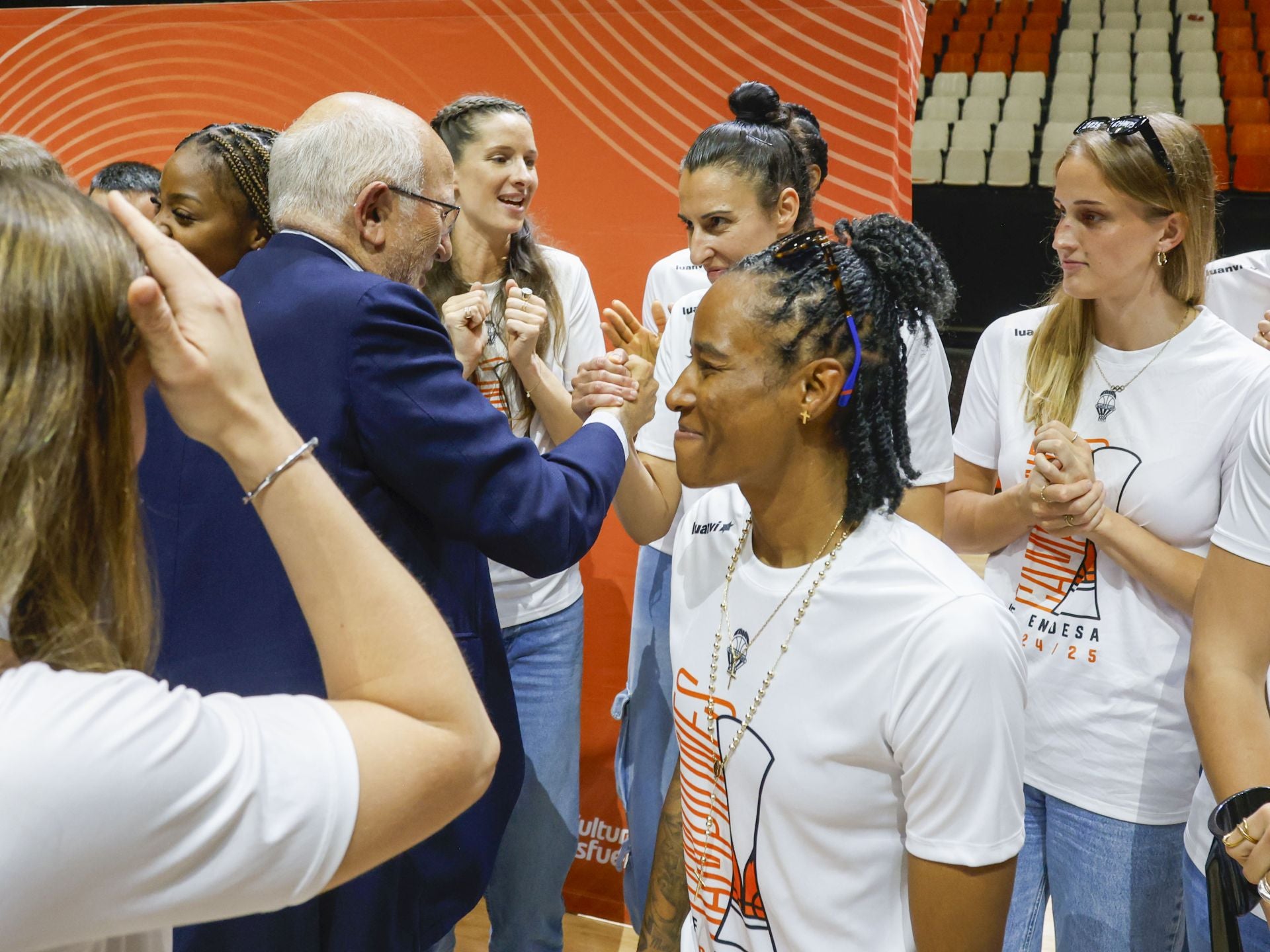 El Valencia Basket femenino celebra su tercer título consecutivo