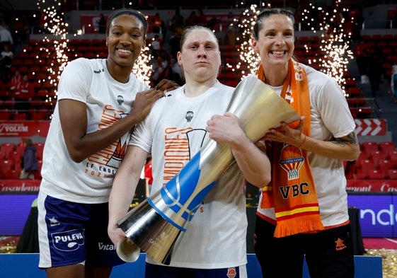 Las jugadoras del Valencia Basket celebran el título en la Fonteta.