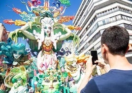 Un hombre fotografía una falla de las Hogueras de San Juan, a 21 de junio de 2024, en San Juan, Alicante.