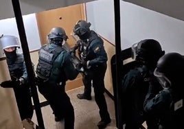 Un grupo de guardias civiles asalta la casa de uno de los delincuentes.