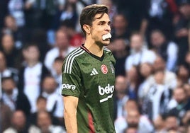 Gabriel Paulista, con un apósito en su boca.