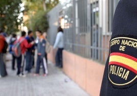 Vigilancia policial junto a un instituto, en una imagen de archivo.