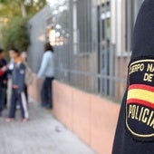 Vigilancia policial junto a un instituto, en una imagen de archivo.