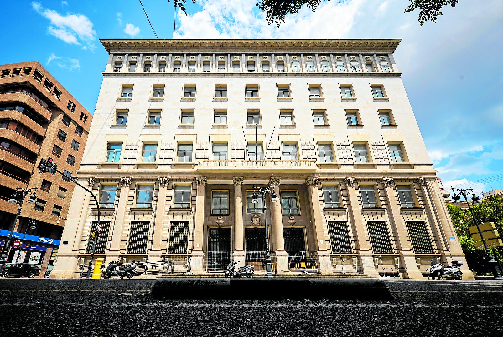Edificio donde tuvo su sede Hacienda, en la calle Guillén de Castro, en Valencia.