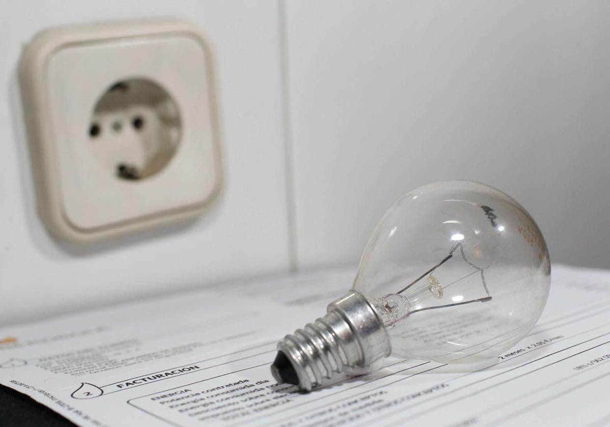Una bombilla sobre una factura de la luz, imgen de recurso.