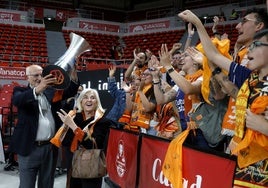 Juan Roig y Hortensia Herrero ofrecen el trofeo de la Liga Femenina de 2025 a la afición del Valencia Basket desplazada a Zaragoza.