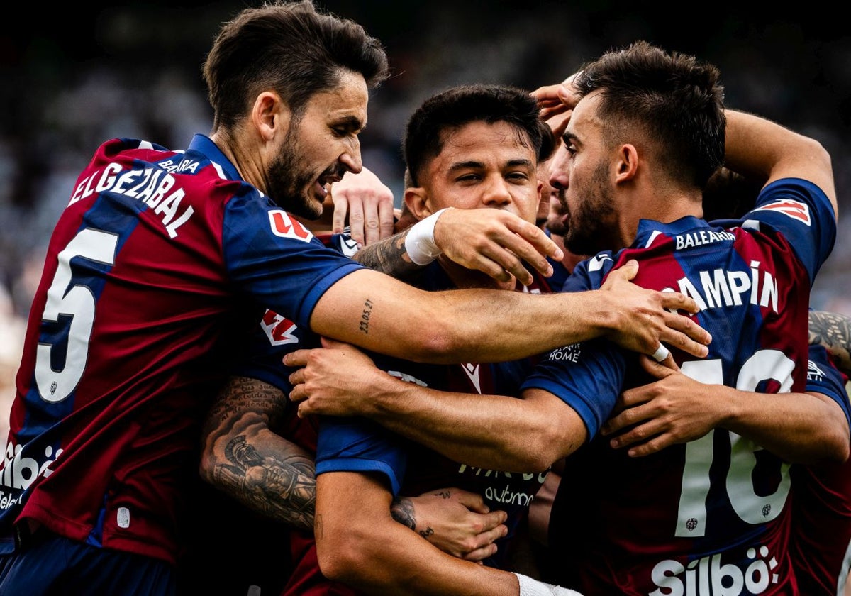 Los jugadores del Levante celebran uno de los goles del sábado contra el Elche.