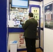 Un jugador compra su boleto en una administración de Lotería, imagen de archivo.