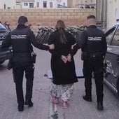 Dos agentes trasladan a la detenida a dependencias policiales.