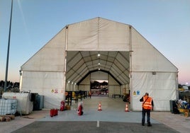 Exterior de la tienda donde se reciclan los vehículos.