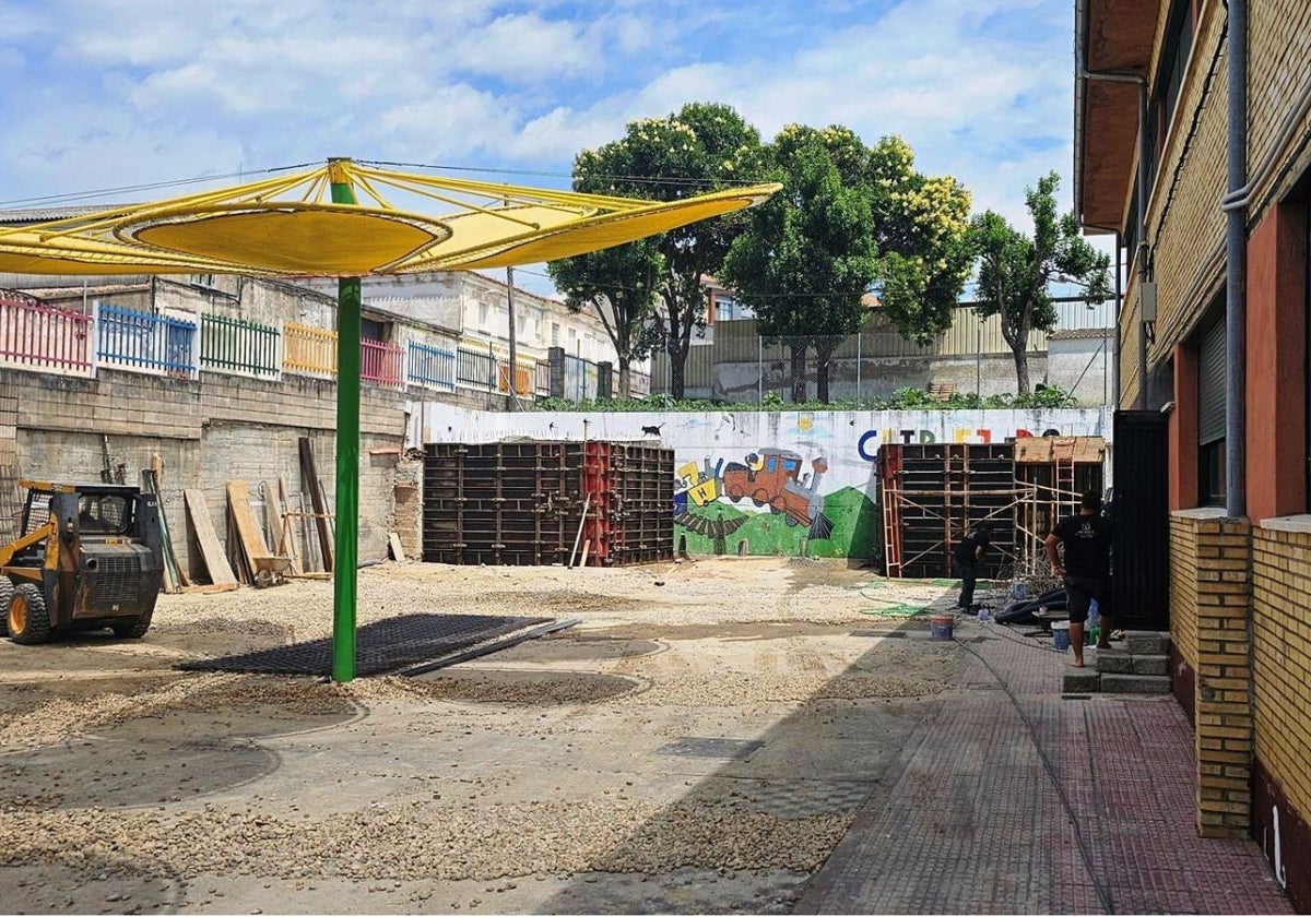 Obras en el patio de un colegio.