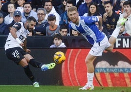 Luis Rioja, durante el partido ante el Alavés de la primera vuelta en Mestalla.