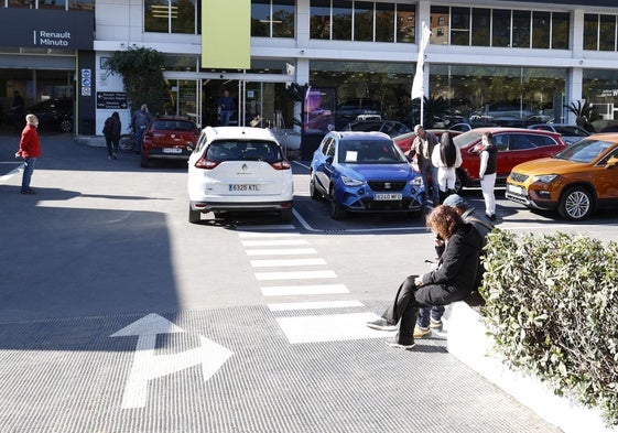 Compradores de vehículos en un concesionario.