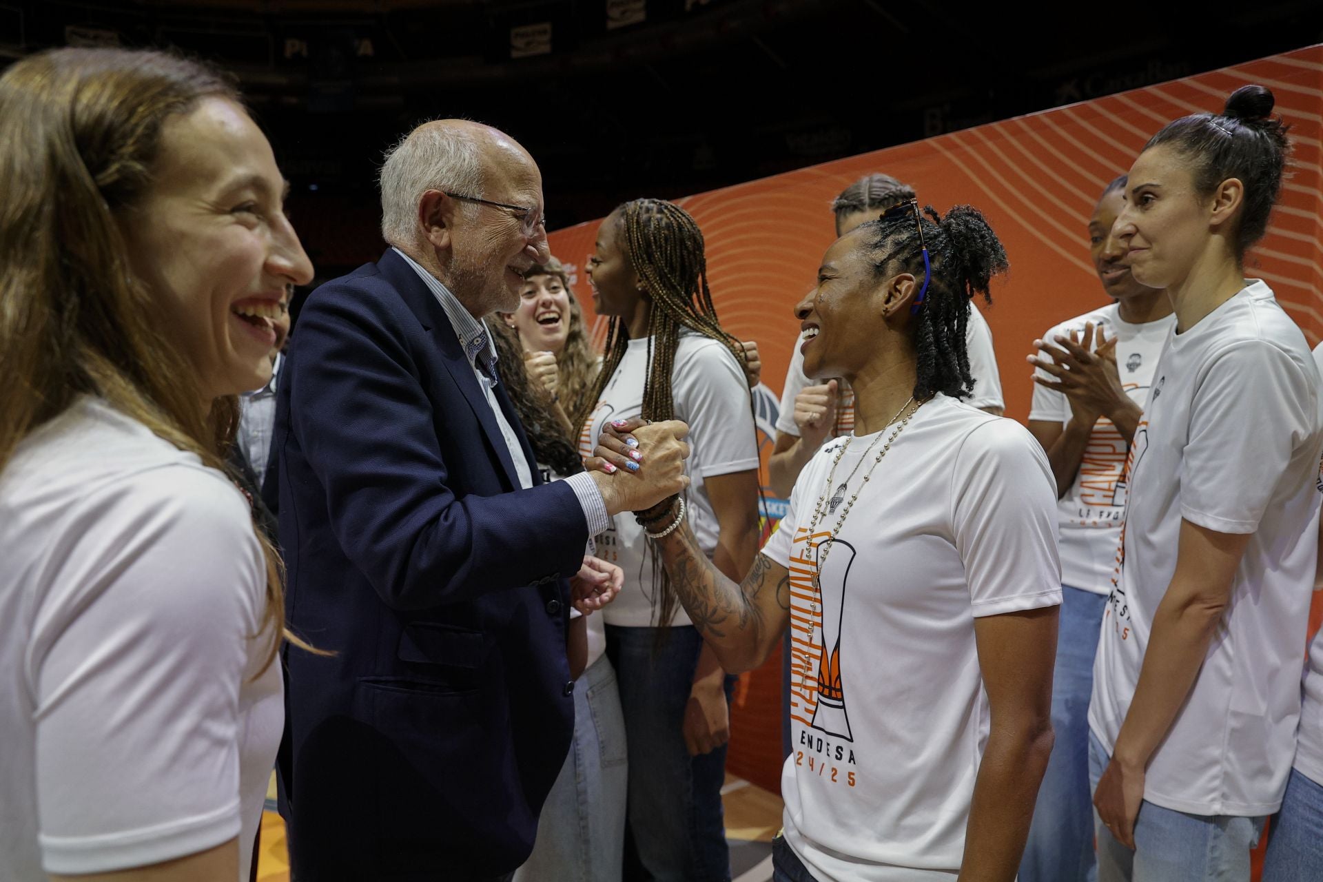 El Valencia Basket femenino celebra su tercer título consecutivo