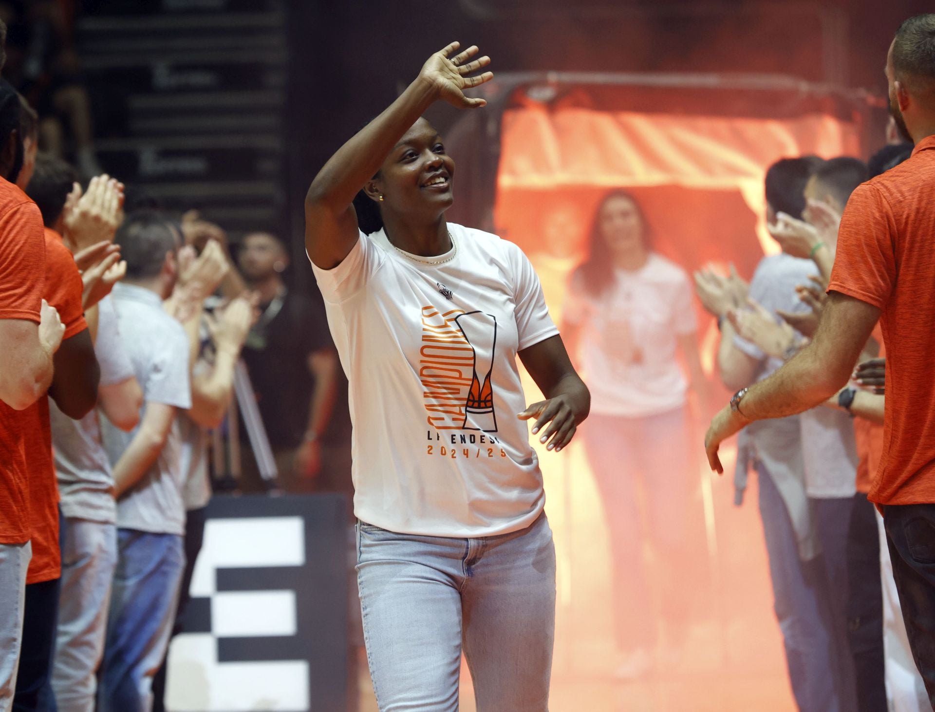 El Valencia Basket femenino celebra su tercer título consecutivo
