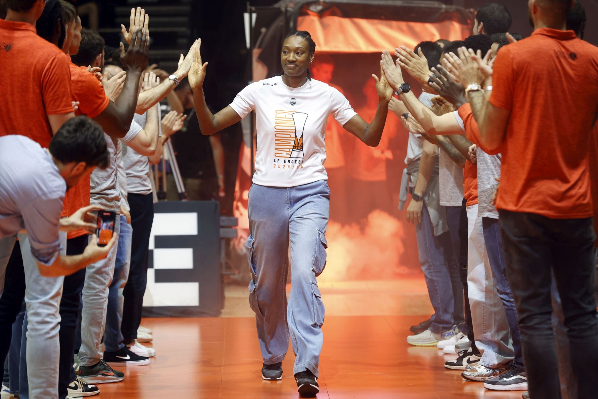 El Valencia Basket femenino celebra su tercer título consecutivo