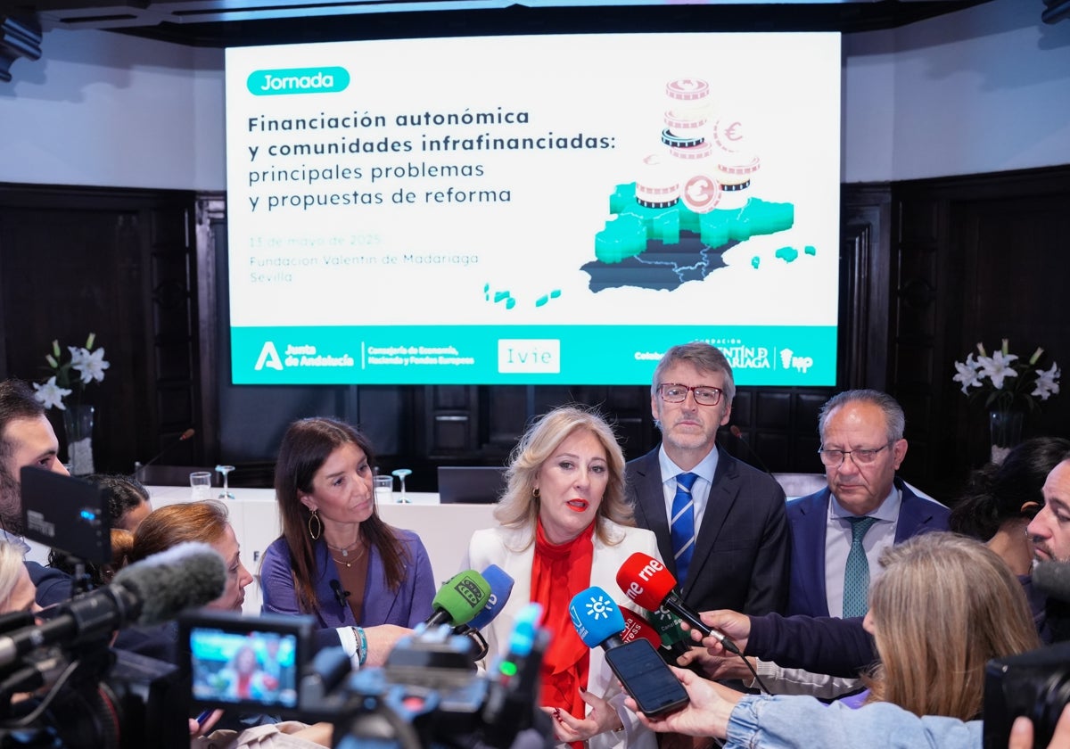 Ruth Merino atiende, junto a los consejeros murciano y manchego, las declaraciones de la consejera andaluza Carolina España.