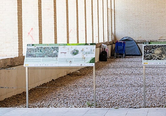 Una tienda de campaña, en una de las naves del Parque Central.