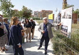 Catalá, a la izquierda, atiende a las explicaciones sobre las obras.