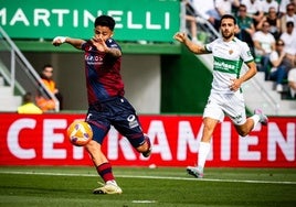 Roger Brugué, en la acción de su primer gol ante el Elche.
