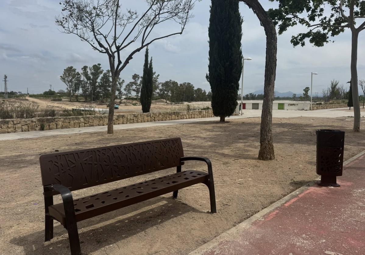 Carlet renueva el mobiliario urbano de la alameda del Magro