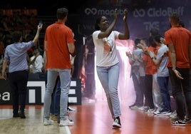 Nadia Fingall saluda a la afición durante la fiesta de las campeonas en la Fonteta.