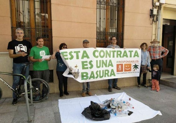 Protesta en 2020 del colectivo Margalló Ecologistes en Acció Elx respecto a la contrata de basuras