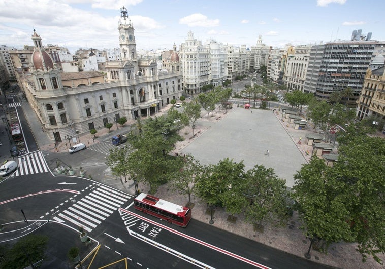 Así será la nueva plaza del Ayuntamiento de Valencia: sin playa artificial y con los árboles reubicados para permitir ver la mascletà