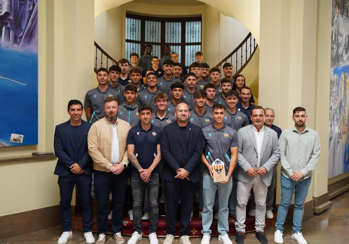 La diputació de castelló rep als jugadors del cd castellón b després del seu ascens a segona rfef | las provincias