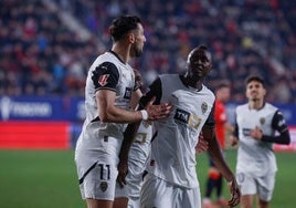 Umar Sadiq celebra uno de los goles contra Osasuna con Rafa Mir.