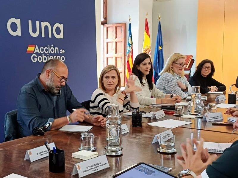Momento de la reunión de Pilar Bernabé con las asociaciones vecinales de Valencia.