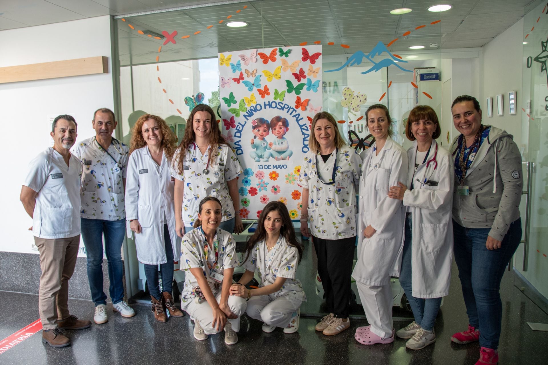 El personal sanitario junto al mural.