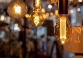 Una bombilla sobre una factura de la luz, imgen de recurso.