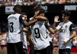 Los jugadores del Valencia celebran uno de los goles ante el Getafe.