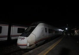 Así quedó el tren cercado por las llamas en Caudiel desde el que saltaron varios pasajeros