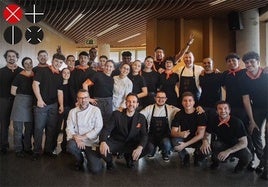 Alumnado junto a Álex Vidal, Rafa Verdú y Ramón García, del restaurante Origen de Carcaixent
