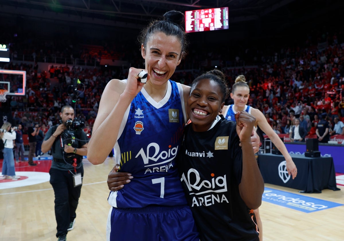 Alba Torrens y Nadia Fingall tras ganar la Liga Endesa