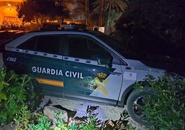 Una de las patrullas de la Guardia Civil que acudió a la escena del crimen.