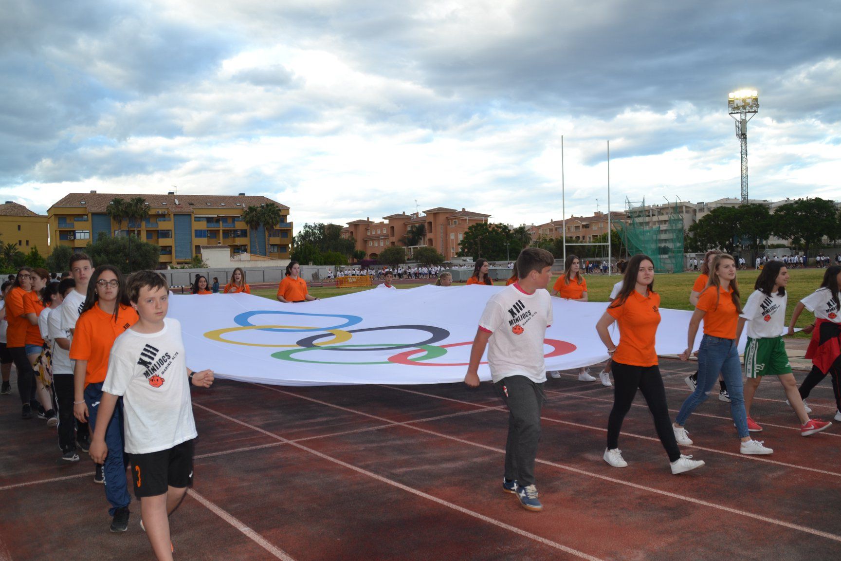 La bandera olímpica en los Minijocs.