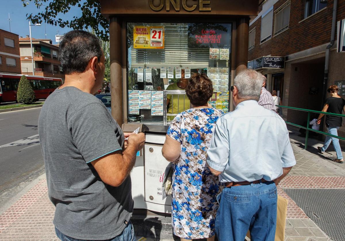 Colas en un quiosco de la ONCE.