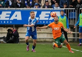 Gayà despeja un balón frente a Carlos Vicente.