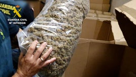 Imagen de archivo de un paquete de marihuana.